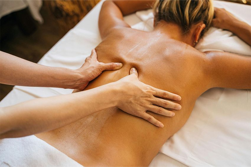 Bij een lymfedrainagemassage wordt zacht, ritmisch en technisch nauwkeurig druk uitgeoefend – niet om spieren te masseren, maar om de natuurlijke lymfestroming te stimuleren.
